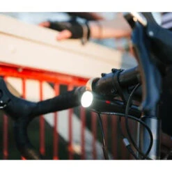 Feu Vélo Avant 700 Lumens PWR ROAD Avec Batterie Externe Knog -Boutique Blackburn feu velo avant 700 lumens pwr road avec batterie externe knog full 3