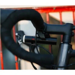Feu Vélo Avant 700 Lumens PWR ROAD Avec Batterie Externe Knog -Boutique Blackburn feu velo avant 700 lumens pwr road avec batterie externe knog full 4