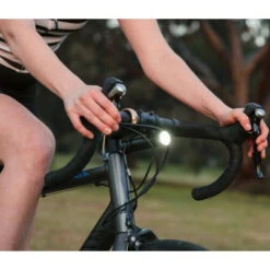 Feu Vélo Avant 700 Lumens PWR ROAD Avec Batterie Externe Knog -Boutique Blackburn feu velo avant 700 lumens pwr road avec batterie externe knog full 5